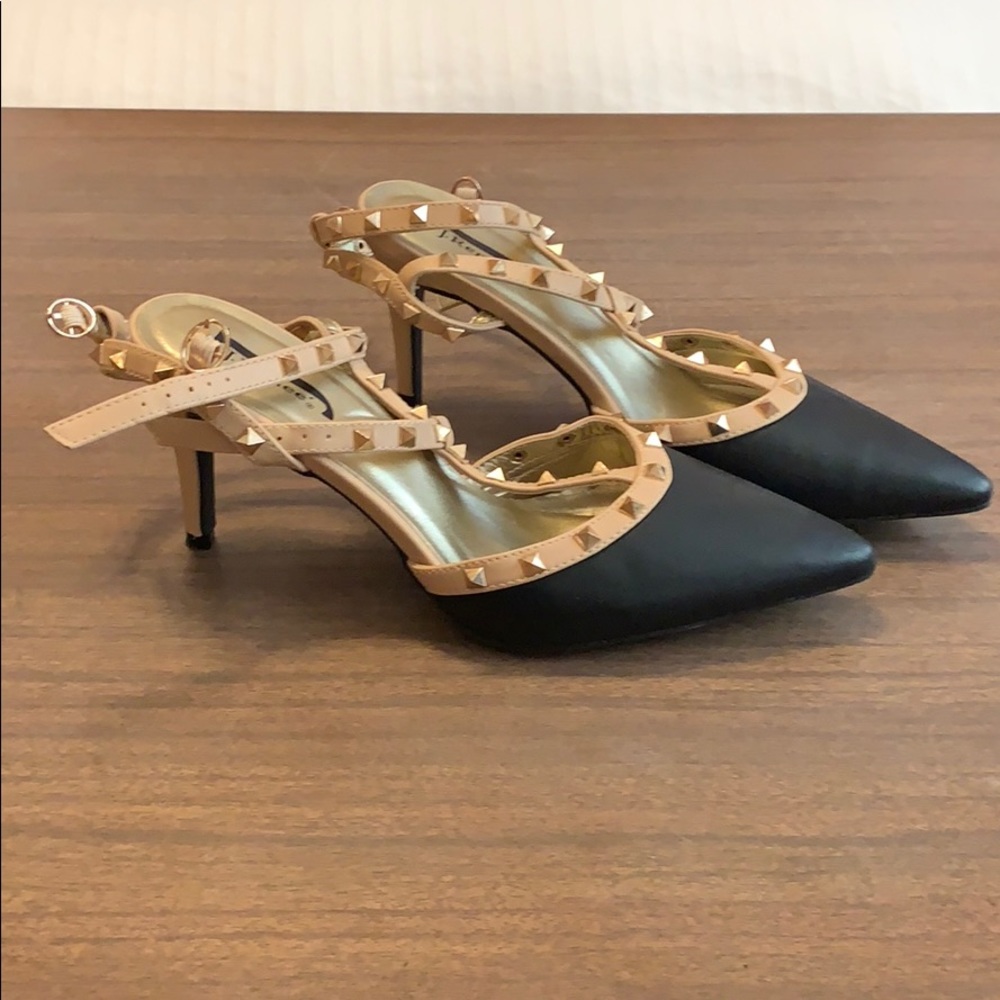 Sexy low heel pumps rock stud 8.5 J. Rene